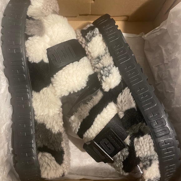 Ugg Slipper - Picture 1 of 3